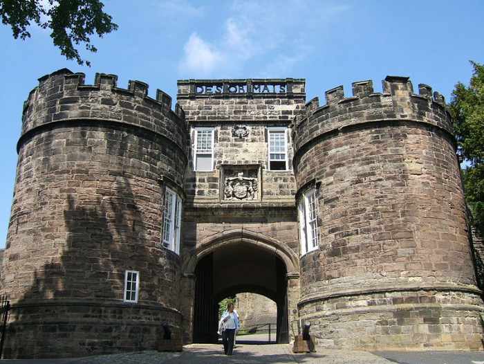 800px-Skipton_Castle_main_gate,_2007.jpg