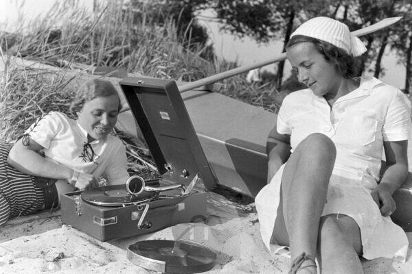 mauritius images - 05735187 - Urlaub an der Ostsee, Deutsches Reich 1930er Jahre..jpg