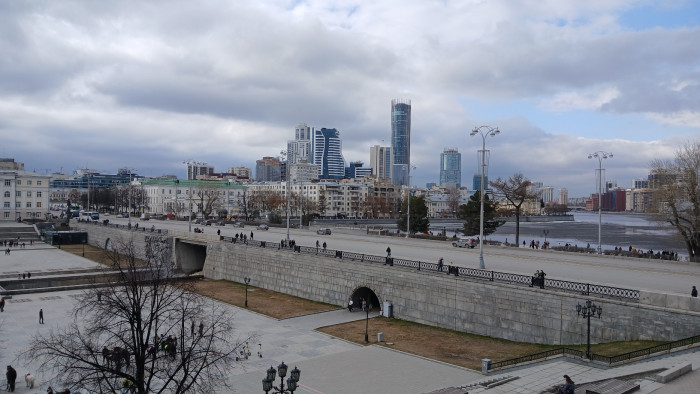 02.Вид на старую плотину, вдали новый Сити.jpg