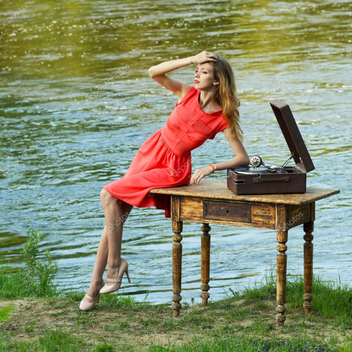 depositphotos_50367009-stock-photo-stylish-girl-with-retro-gramophone.jpg