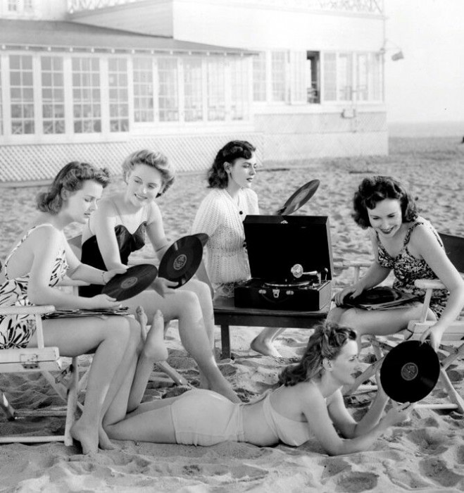 078f7943df25694e66bb503fab5522c9--beach-music-record-player.jpg