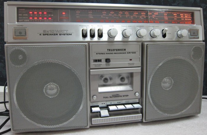 telefunken_cr_100_vintazhnaja_magnitola_220_volt.jpg